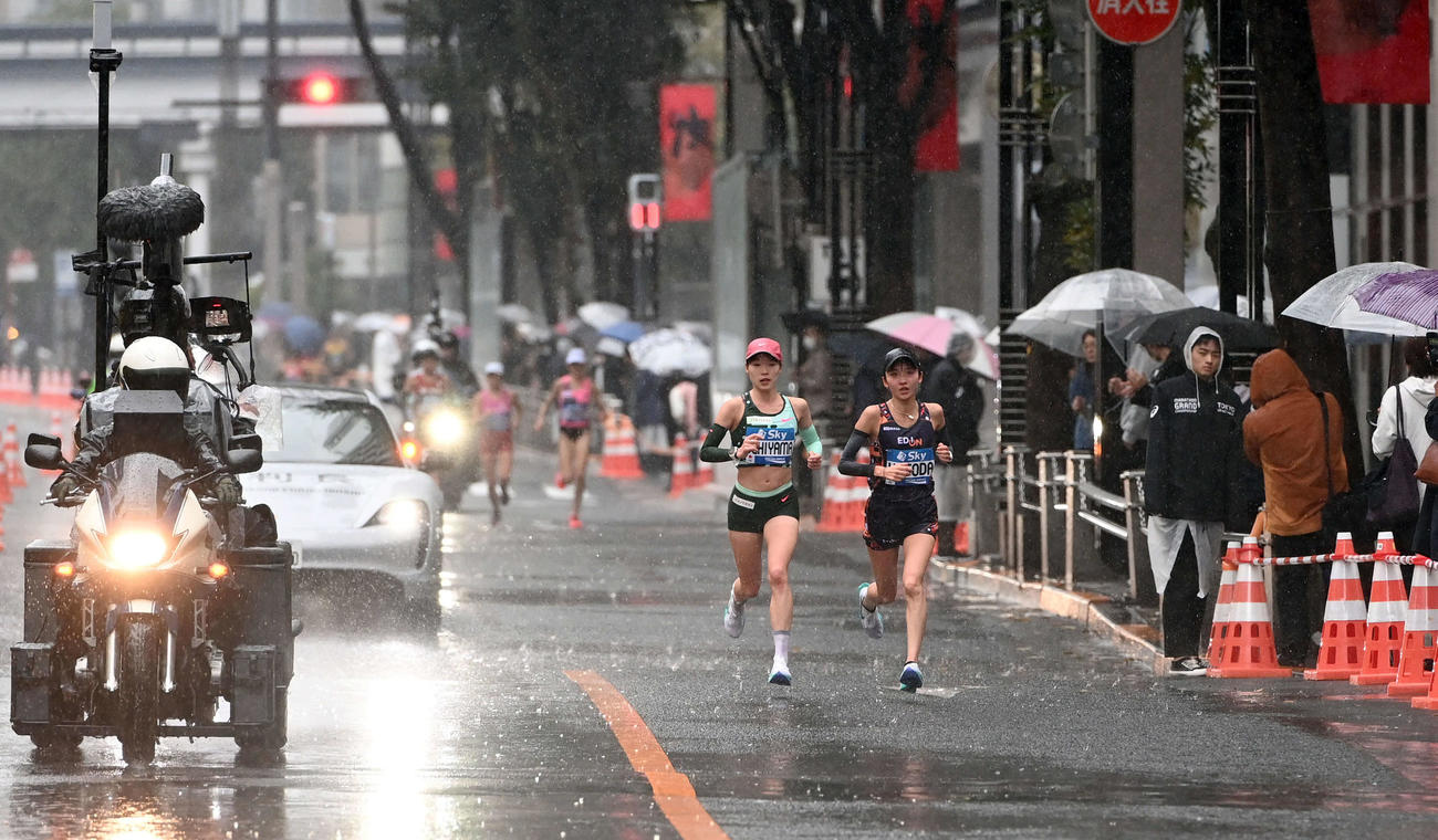銀座4丁目交差点付近を走るMGC女子の一山（左）と細田（撮影・たえ見朱実）