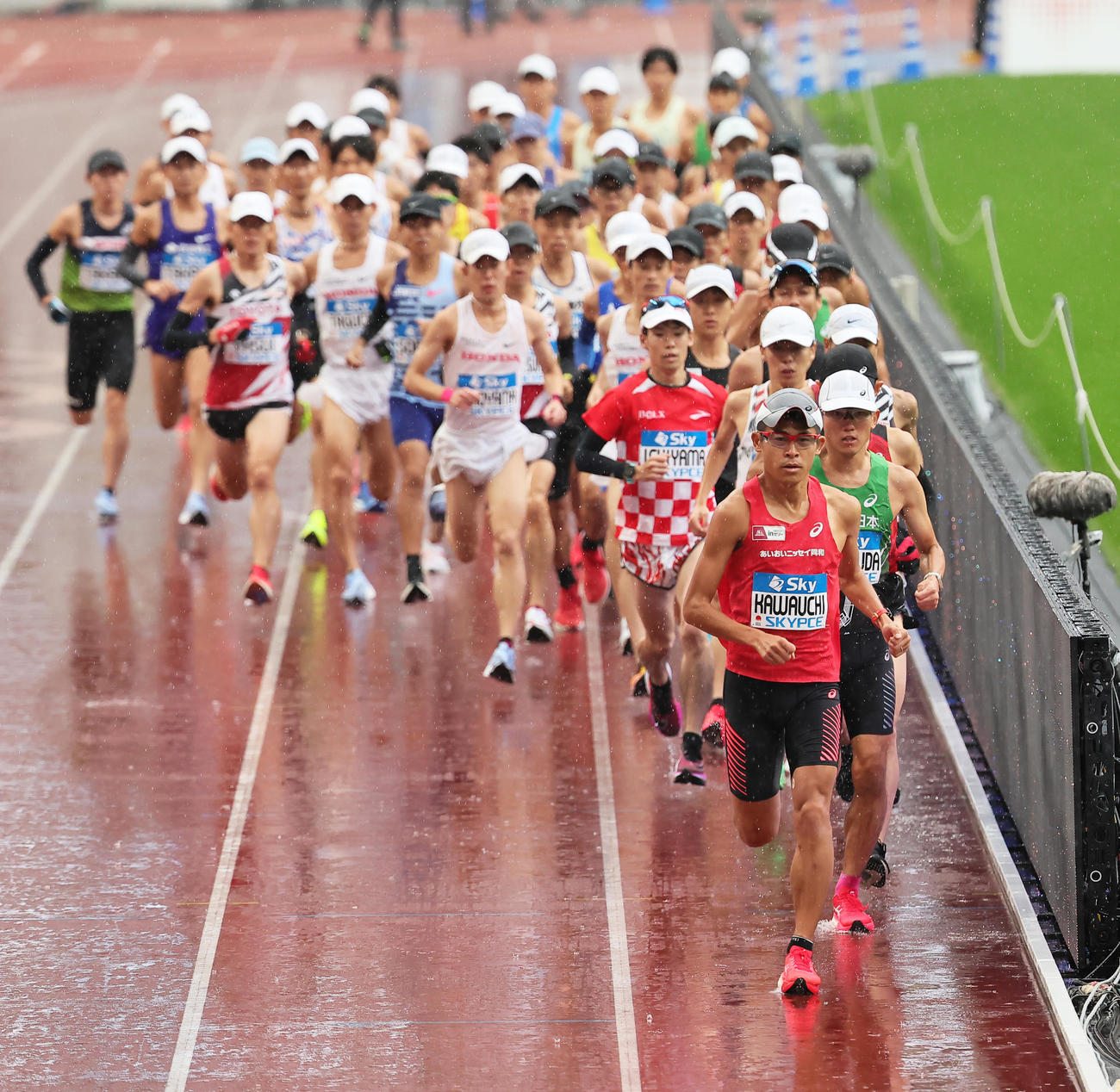 スタートし競技場を先頭で走る川内（手前）（撮影・足立雅史）