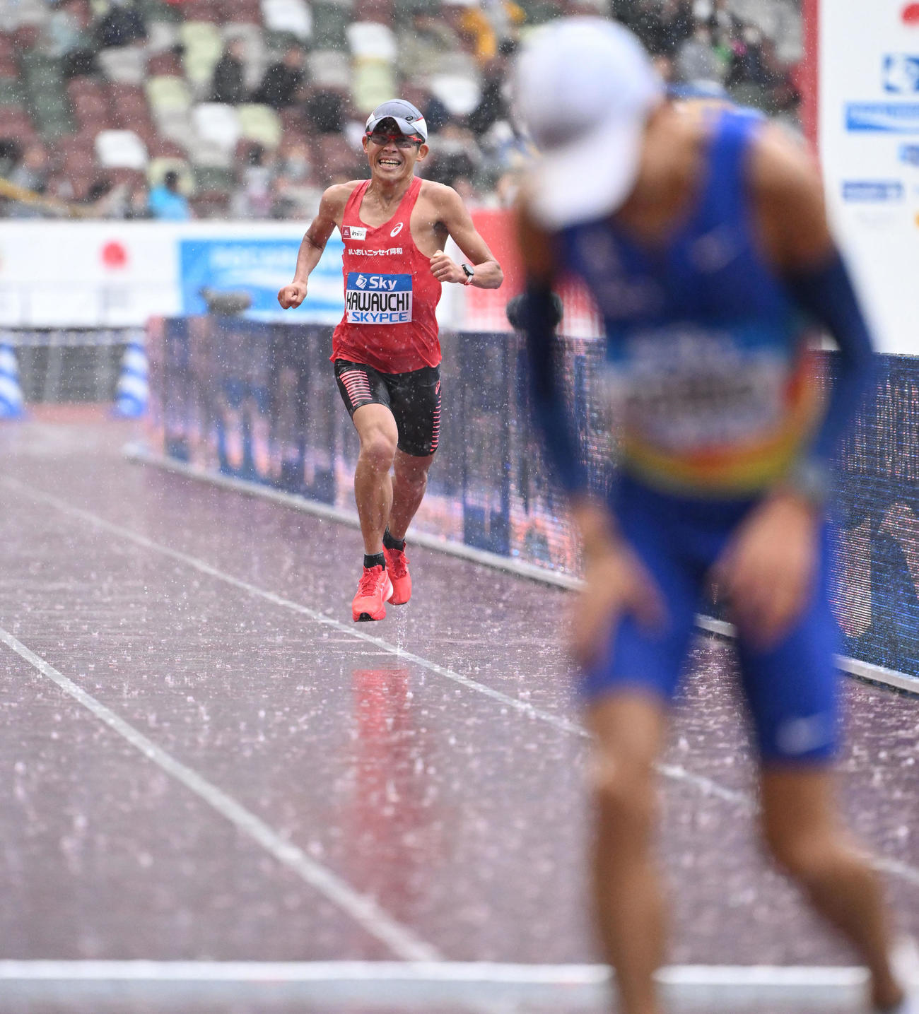 男子フルマラソン　4位でゴールした川内（後方）。手前は3位の大迫（代表撮影）