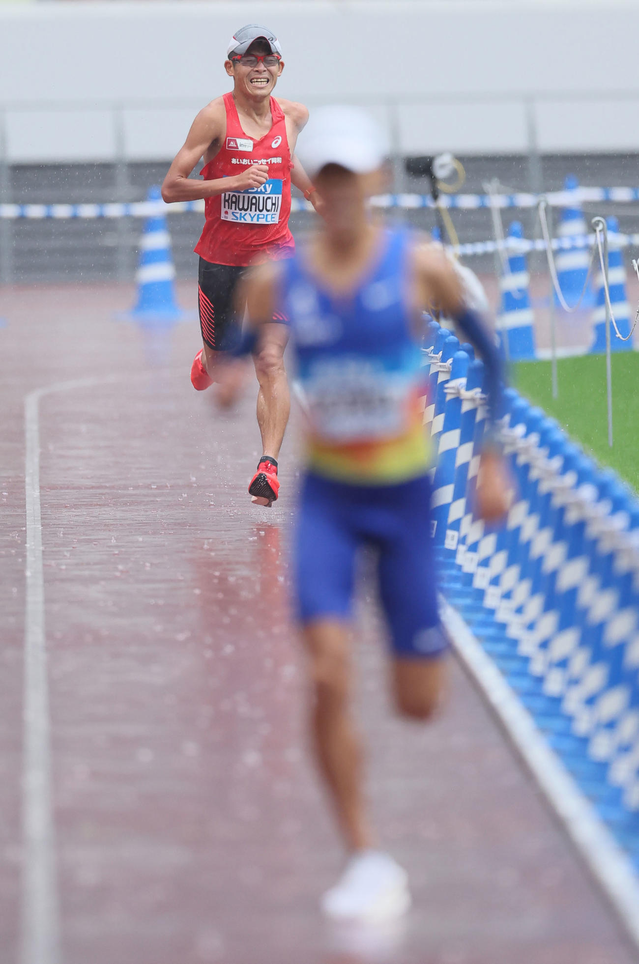 男子フルマラソン　力走する4位の川内（後方）。手前は3位の大迫（代表撮影）