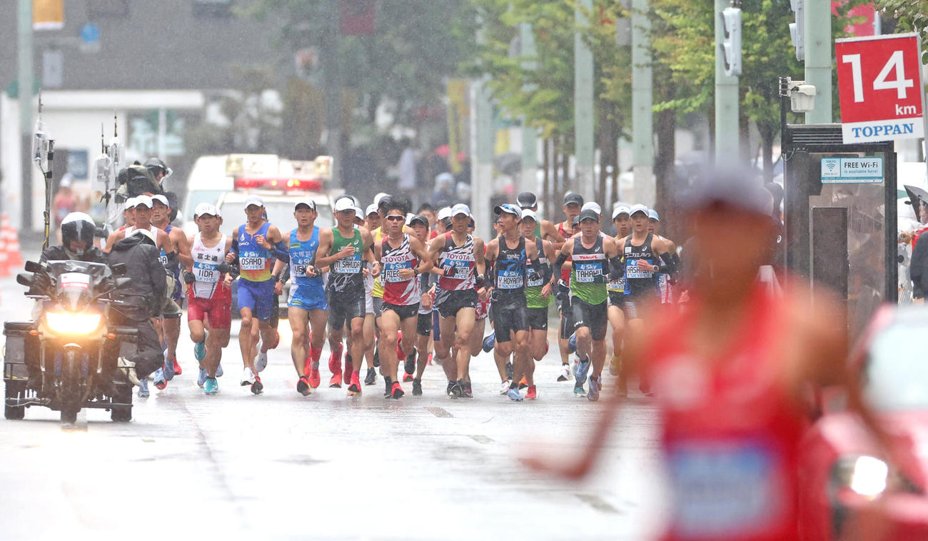 男子フルマラソン　14キロ付近を力走し、川内（手前）を追う第2集団（代表撮影）