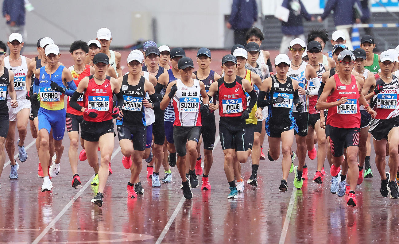 スタートし競技場を走る大迫（手前左端）、鈴木（同中央左）、川内（同右から2人目）ら（撮影・足立雅史）