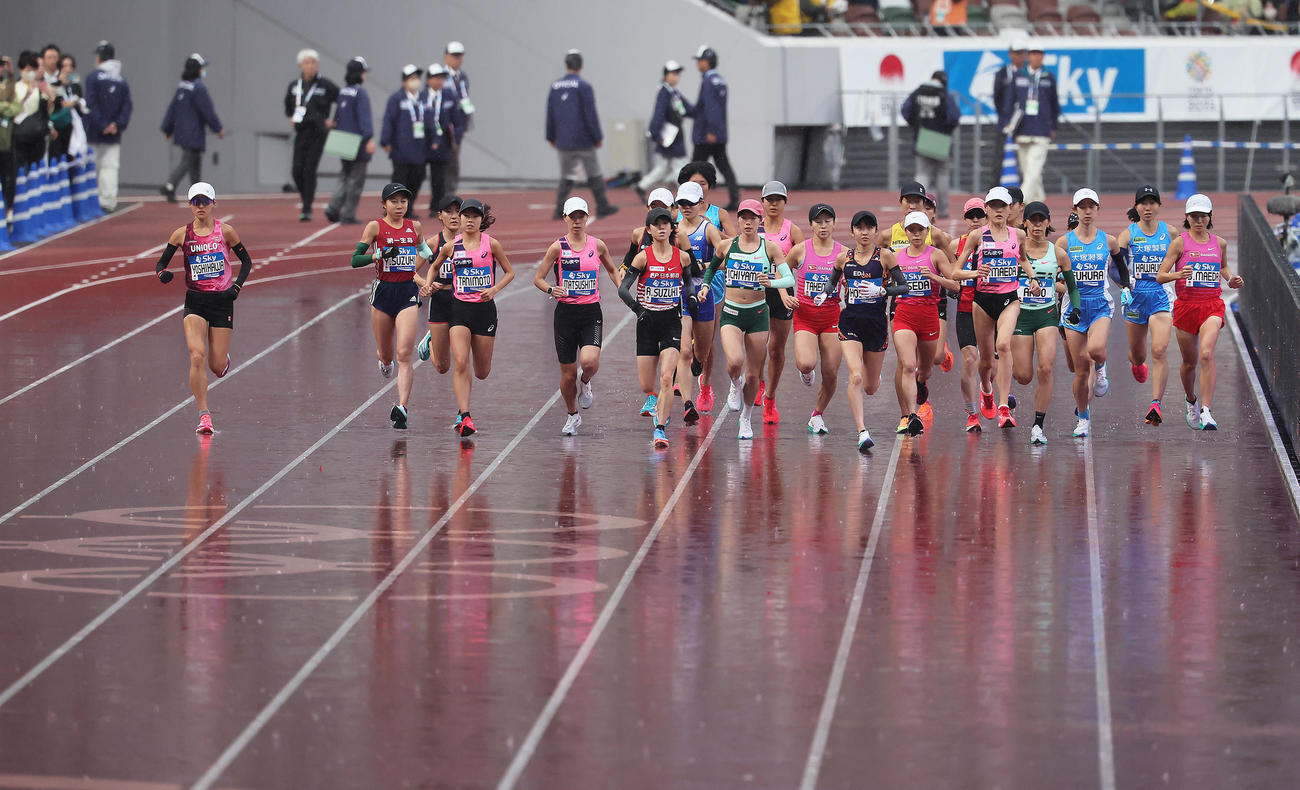 国立競技場を一斉にスタートするMGC女子の選手たち（撮影・足立雅史）