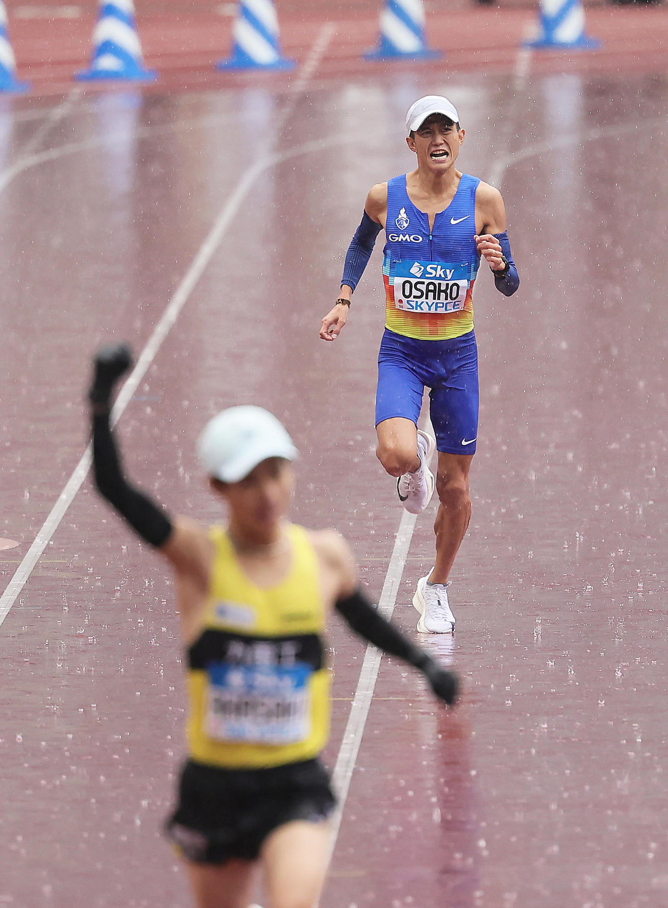 3位大迫（後方）。手前は2位赤崎（撮影・足立雅史）