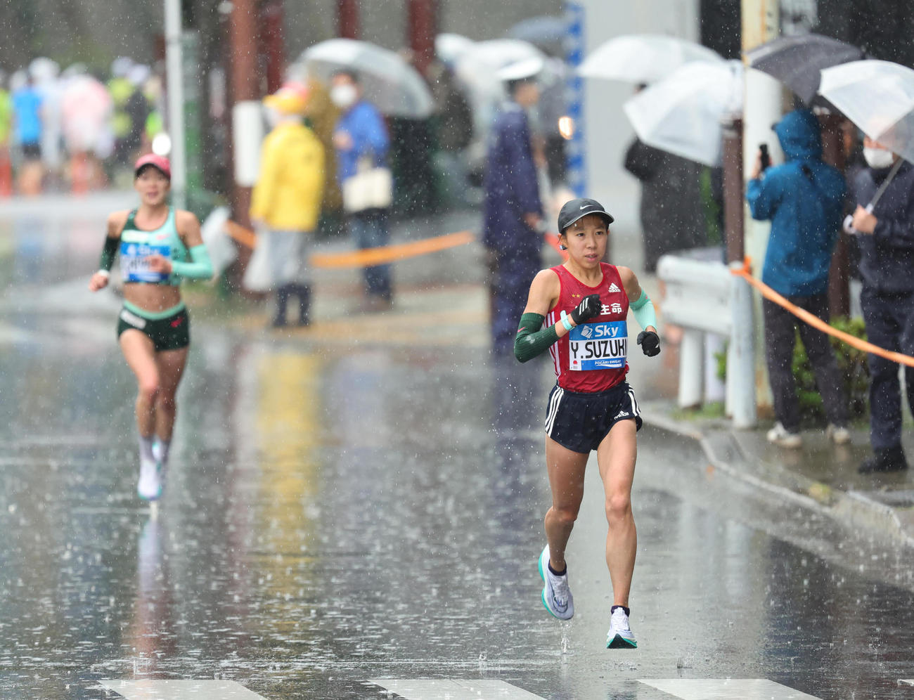 女子フルマラソン　39キロ過ぎ、力走する鈴木優（右）（代表撮影）