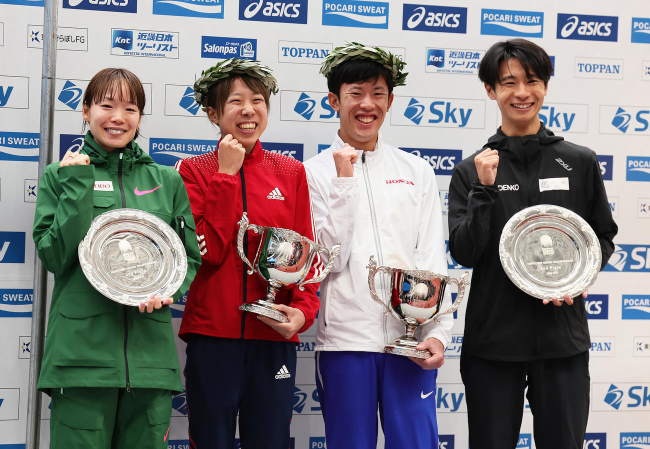 パリ五輪選手選考の認定式で笑顔を見せる、左から一山、鈴木優、小山、赤崎（撮影・足立雅史）