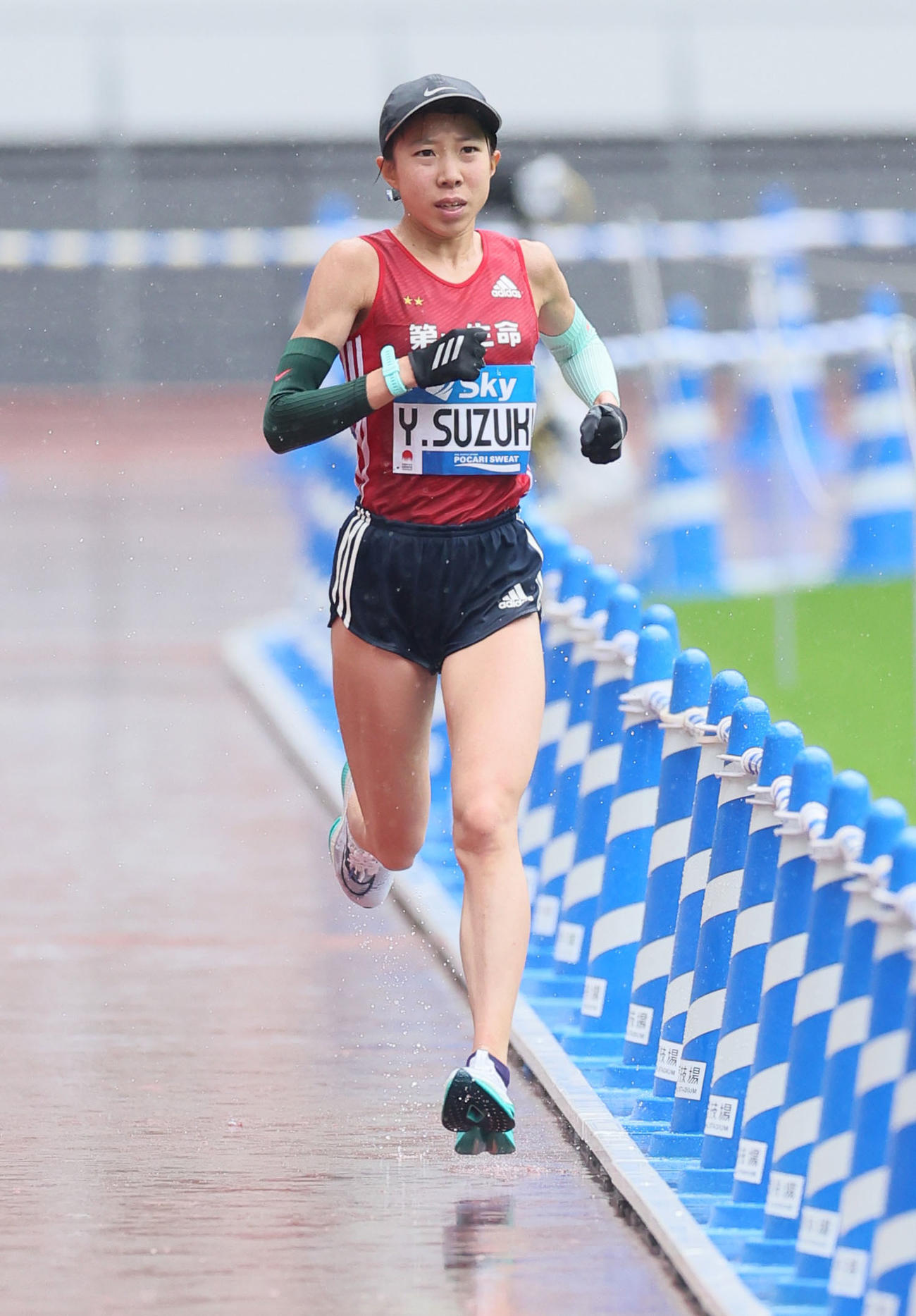 女子フルマラソン　力走する1位の鈴木優（代表撮影）