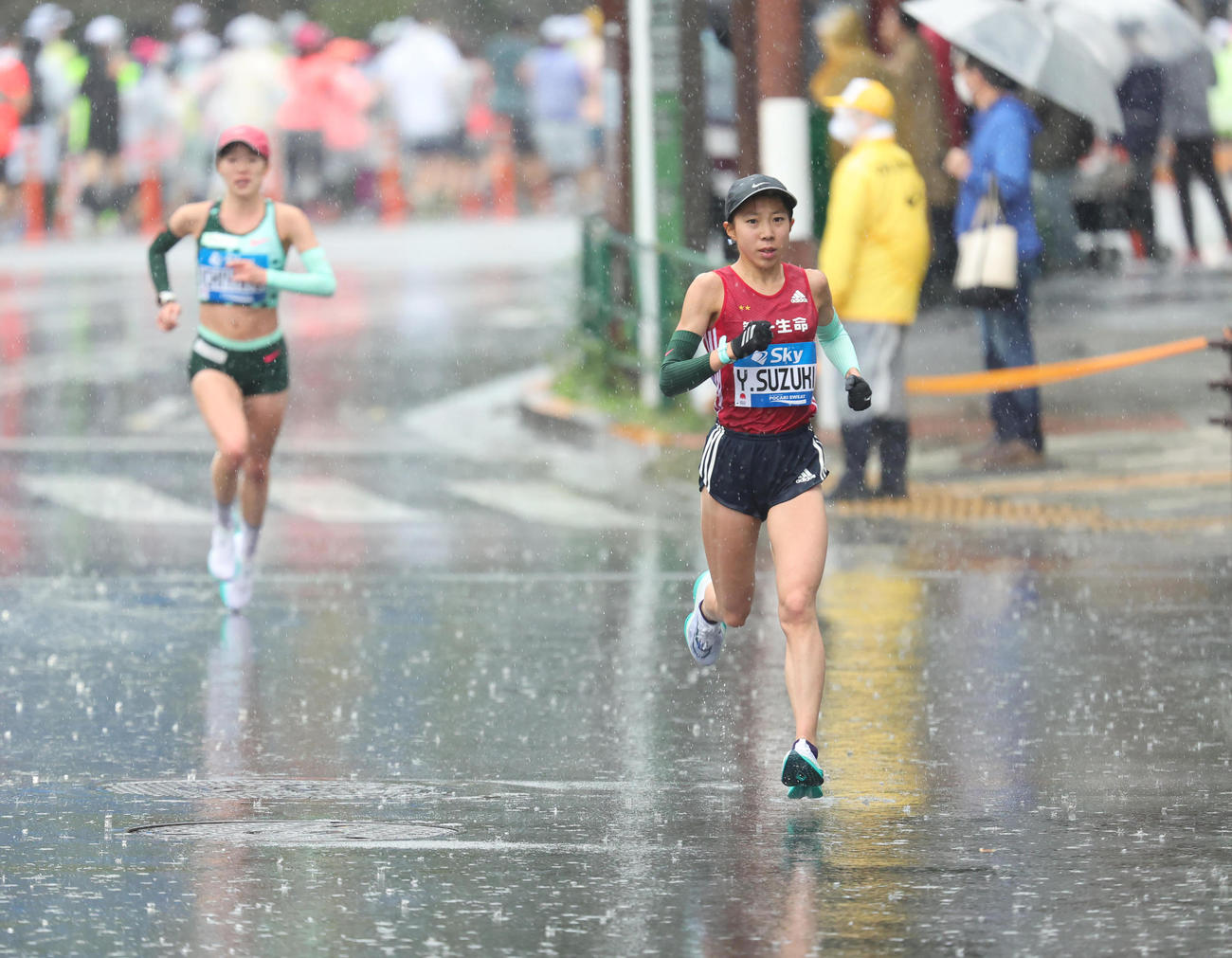 女子フルマラソン　39キロ過ぎ、力走する鈴木優（右）（代表撮影）