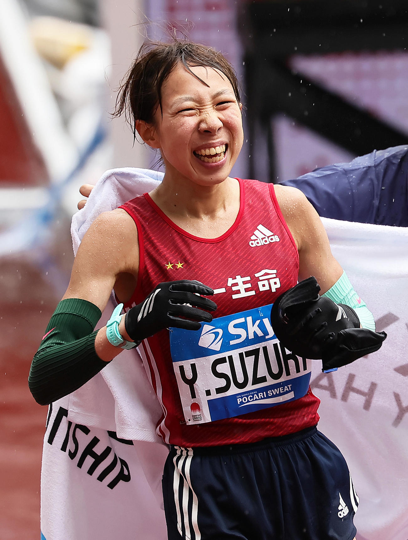 優勝し笑顔を見せる鈴木優（撮影・足立雅史）