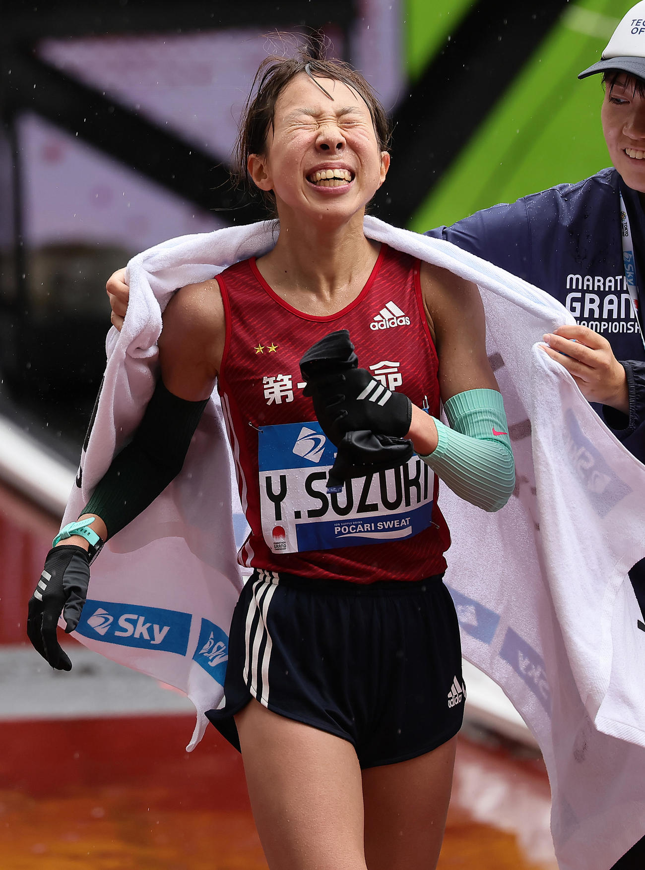 優勝し笑顔を見せる鈴木優（撮影・足立雅史）