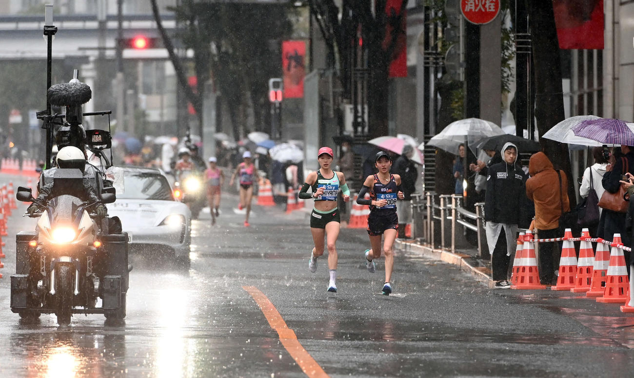 銀座4丁目交差点付近を走るMGC女子の一山（左）と細田（撮影・たえ見朱実）