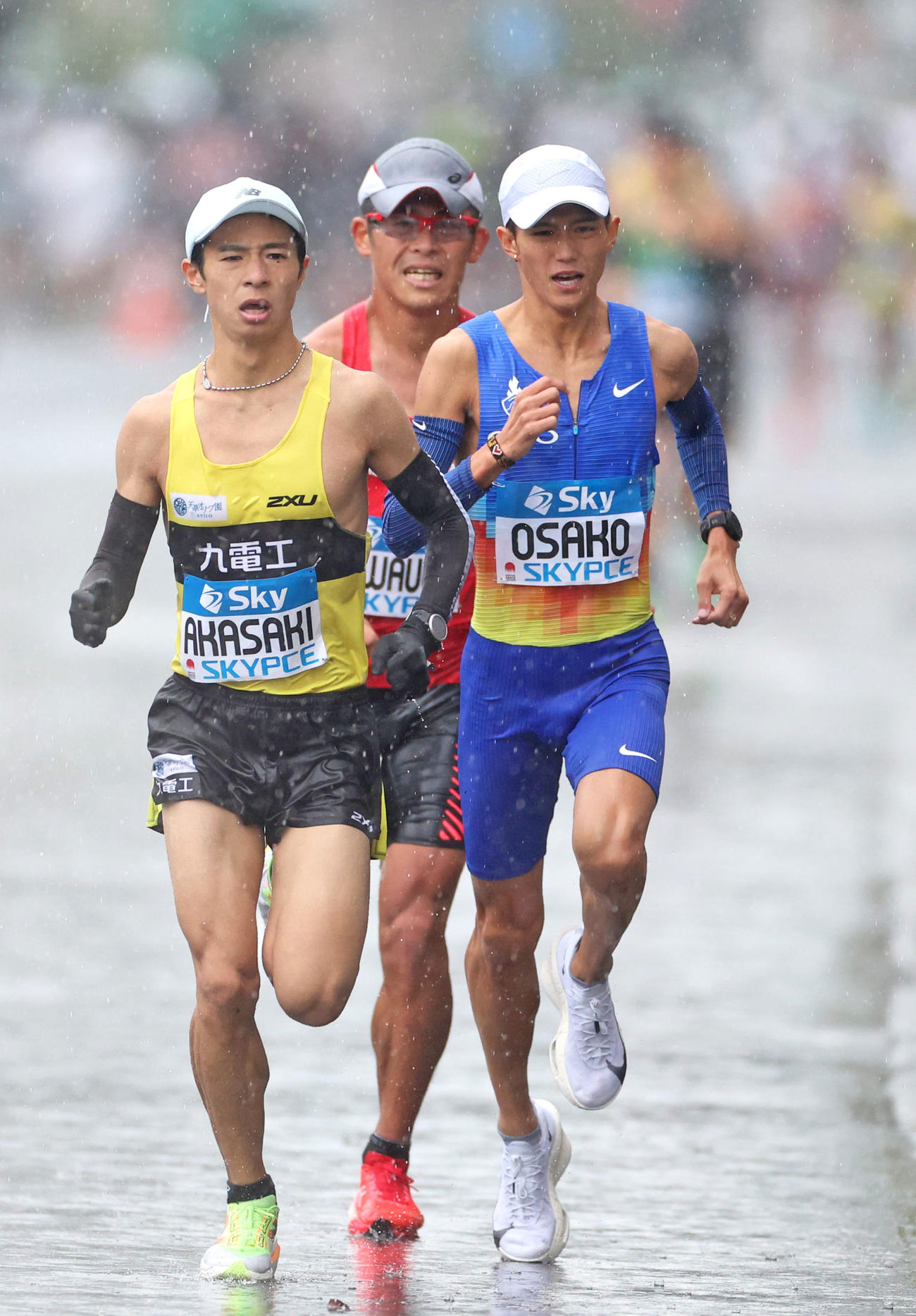 男子フルマラソン　40キロ付近を力走する、左から赤崎、川内、大迫（代表撮影）
