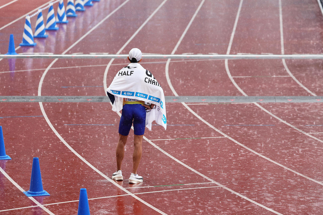 3位の大迫は激しい雨の中、後続のゴールを見つめる（撮影・足立雅史）