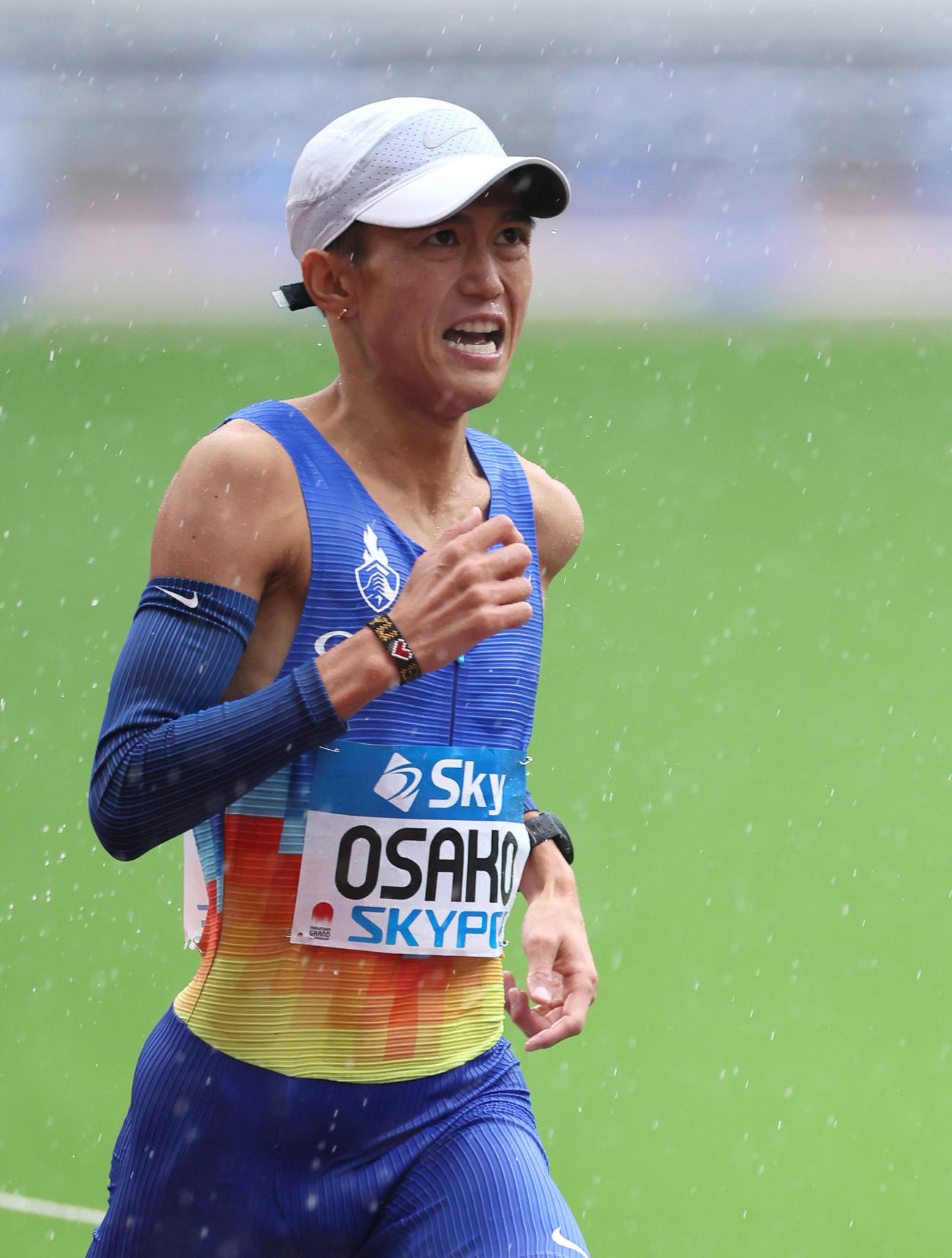 男子フルマラソン　トラックを力走する3位の大迫（代表撮影）