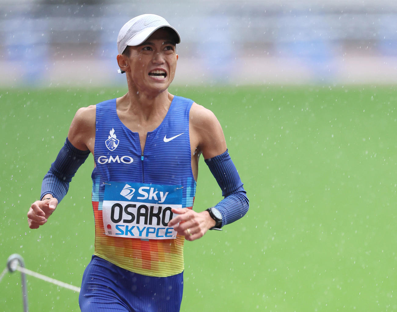 男子フルマラソン　トラックを力走する3位の大迫（代表撮影）