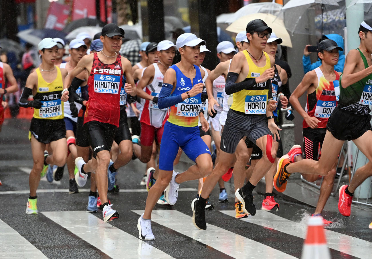 銀座4丁目交差点付近を走るMGC男子の大迫（中央）ら選手たち（撮影・たえ見朱実）