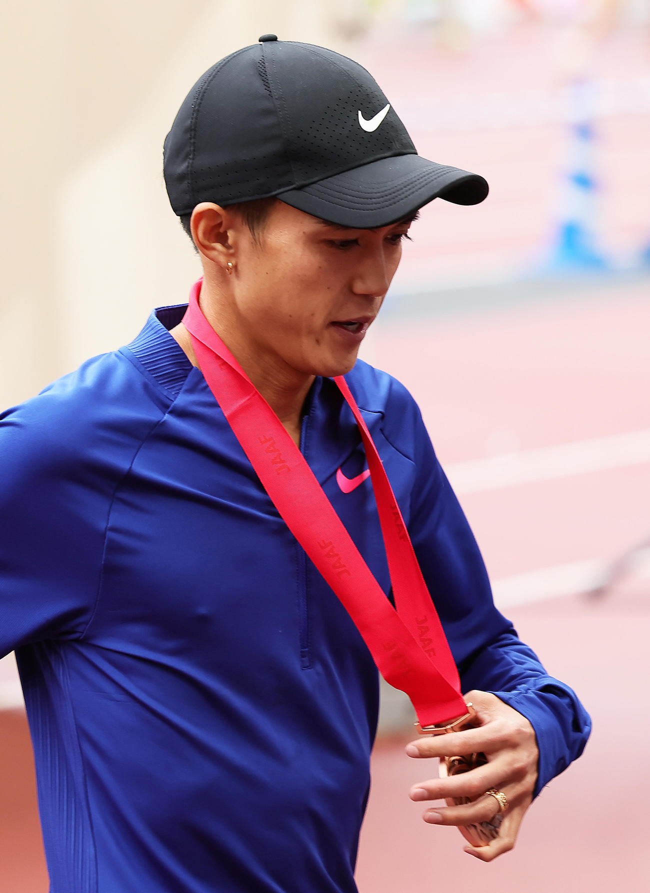 3位の大迫はメダルを手に引き揚げる（撮影・足立雅史）