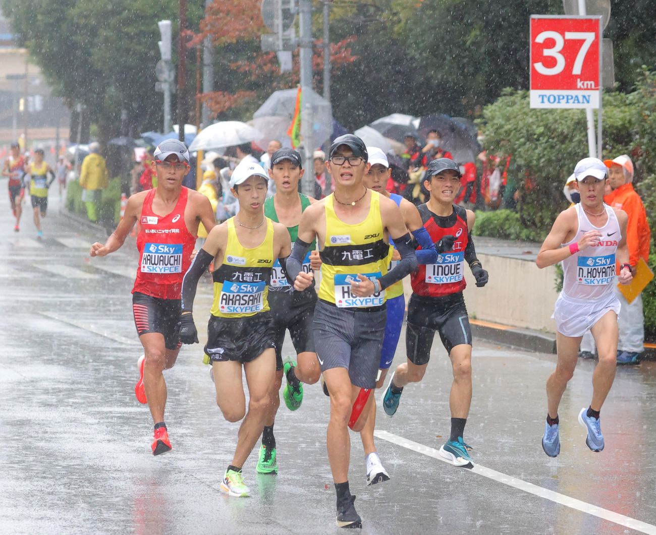 男子フルマラソン　37キロ付近を力走する川内（左）、小山直（右）ら先頭集団（代表撮影）