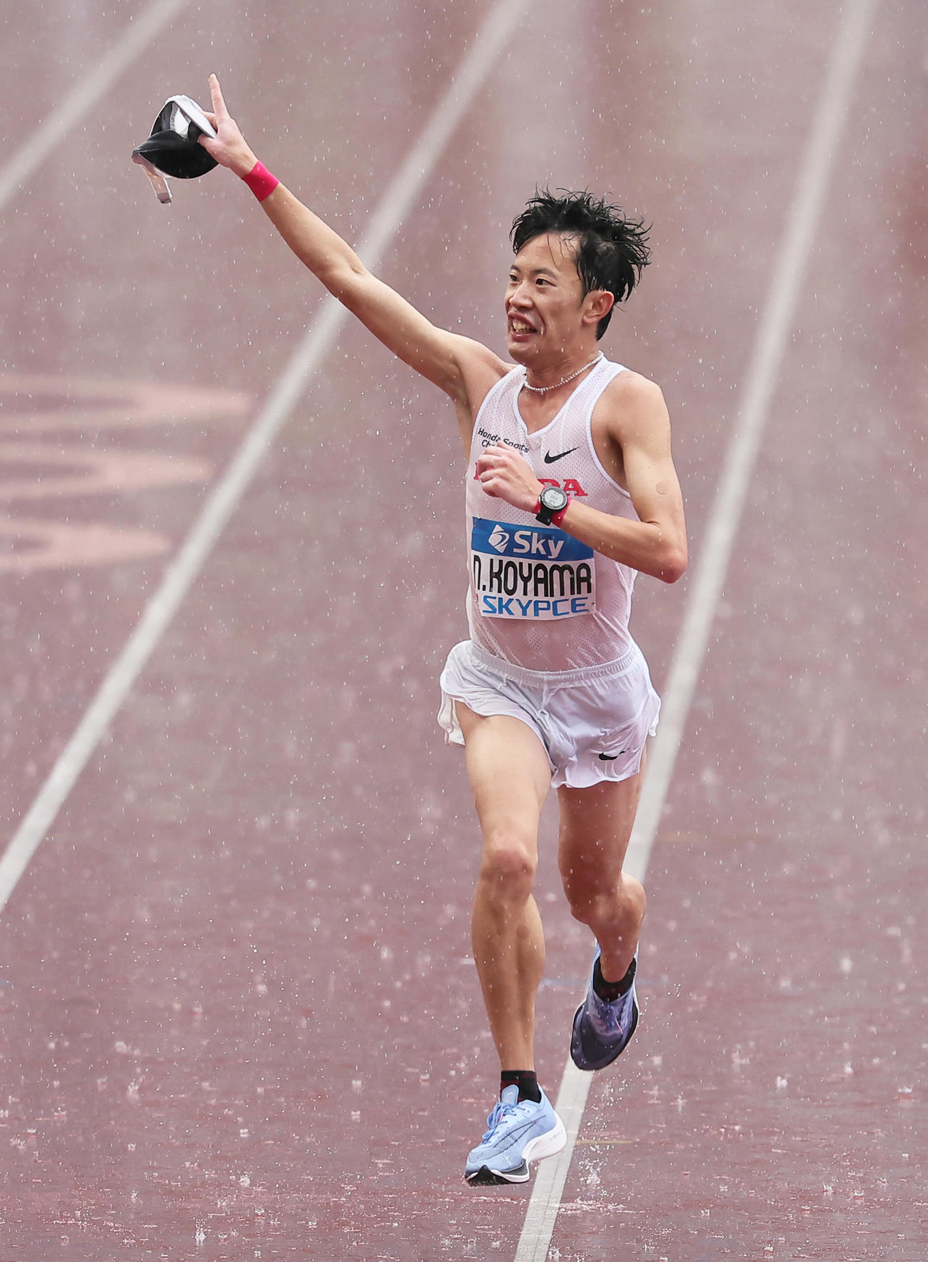 優勝を確信しスタンドを指さす小山（撮影・足立雅史）