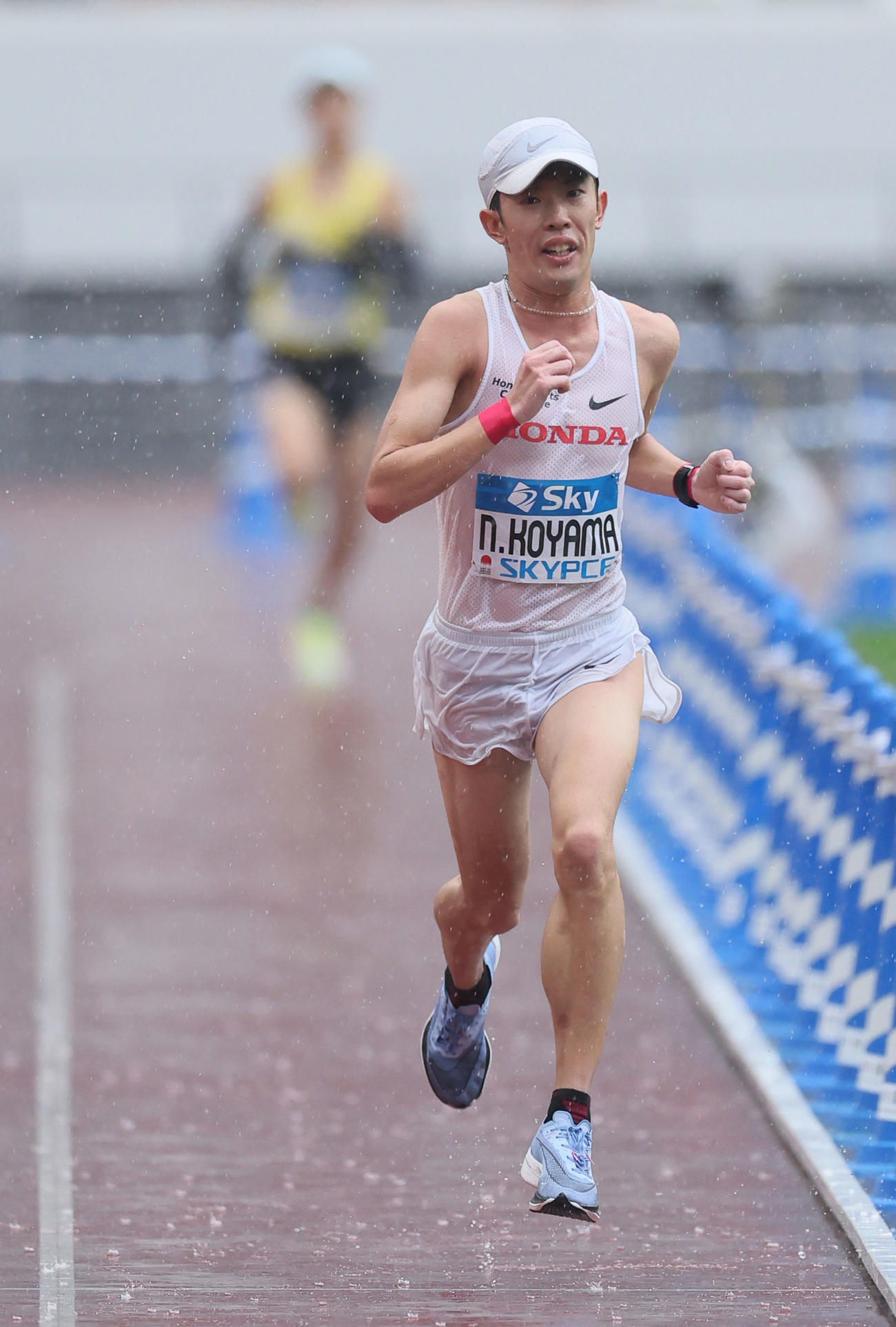 男子フルマラソン　力走する1位の小山直。後方は2位の赤崎（代表撮影）