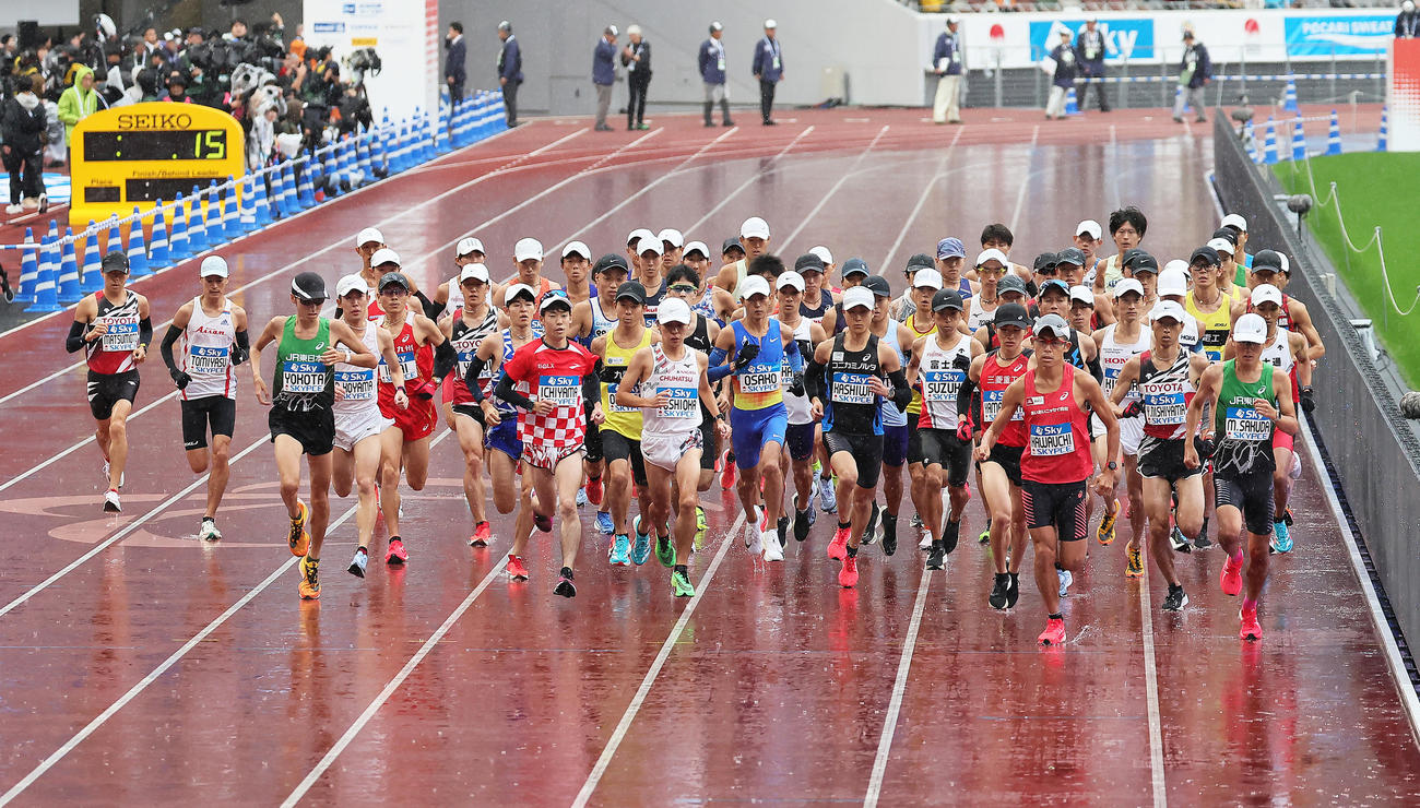 国立競技場を一斉にスタートするMGC男子の選手たち（撮影・足立雅史）