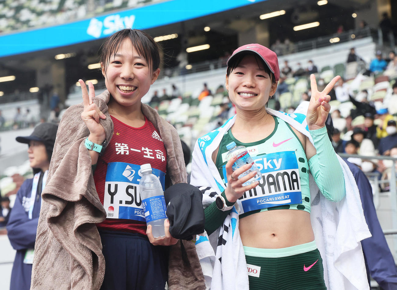 優勝した鈴木優（左）と2位の一山は記念撮影に笑顔（撮影・足立雅史）