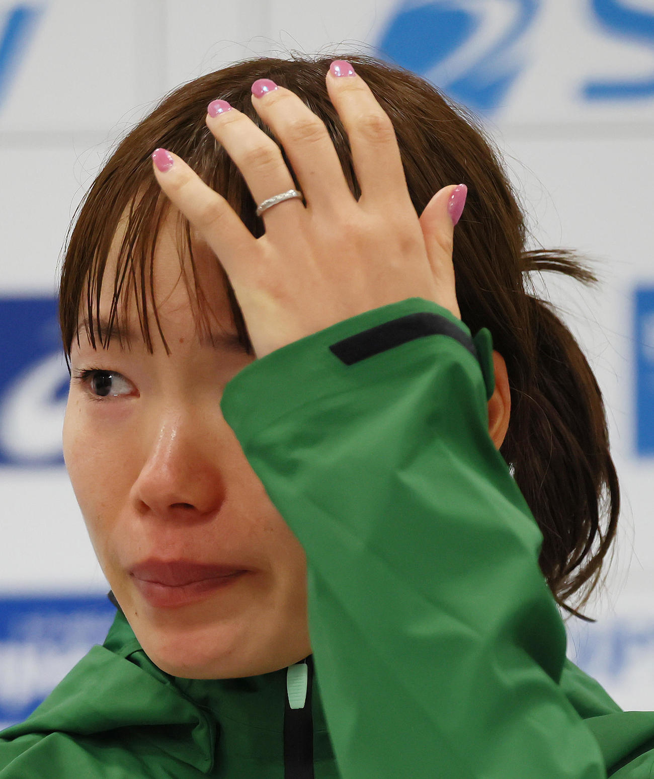 2位一山は夫の鈴木について問われ涙ぐむ（撮影・足立雅史）