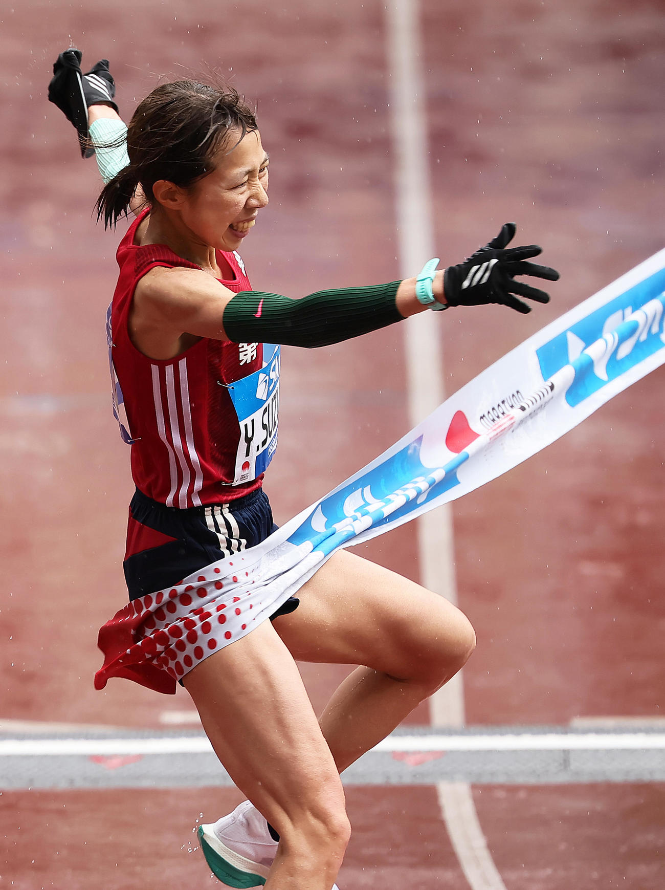 優勝した鈴木優はゴールテープに引っかかり転倒しそうになる（撮影・足立雅史）