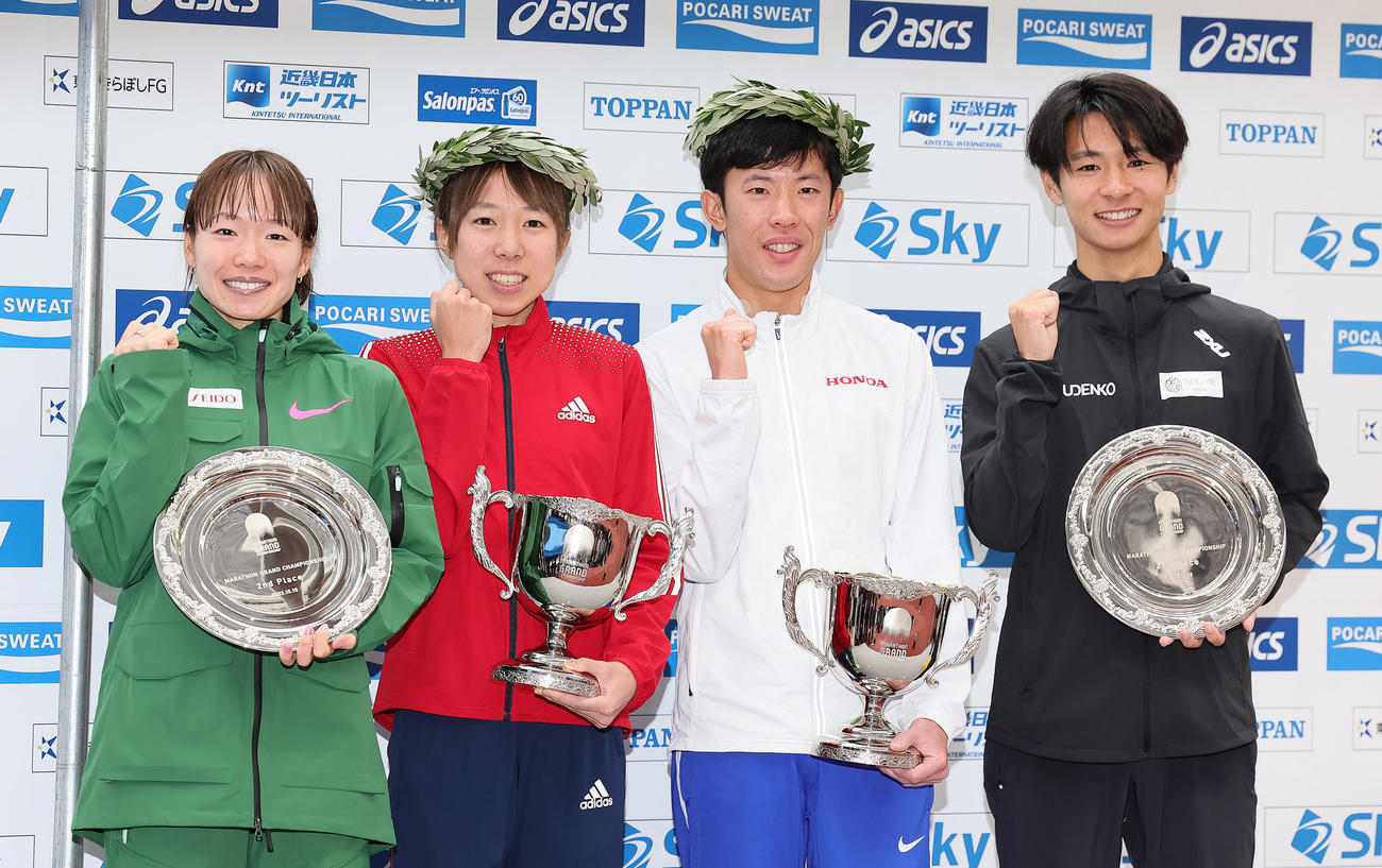 パリ五輪選手選考の認定式で笑顔を見せる、左から一山、鈴木優、小山、赤崎（撮影・足立雅史）
