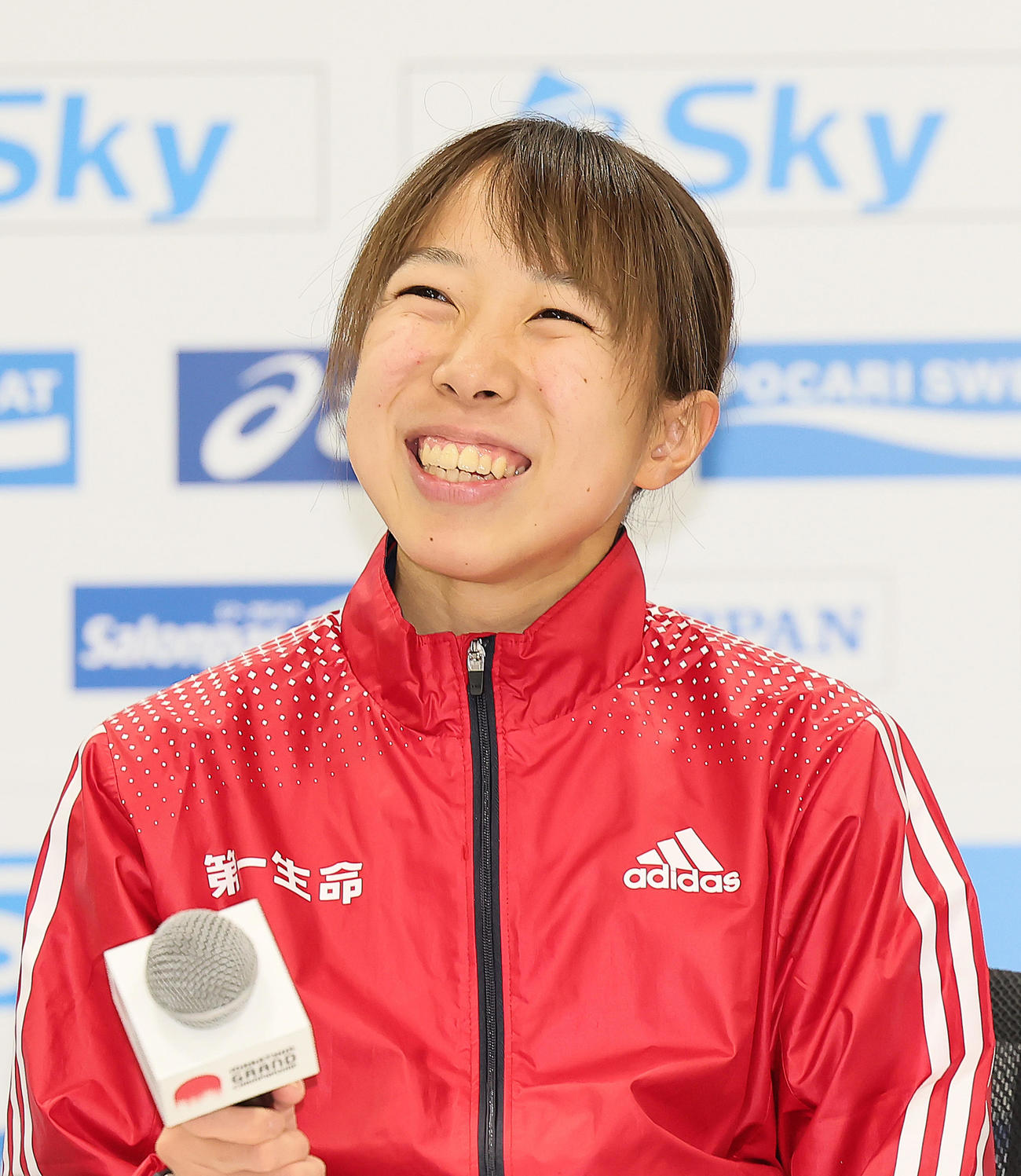 優勝の鈴木優は笑顔で会見に臨む（撮影・足立雅史）