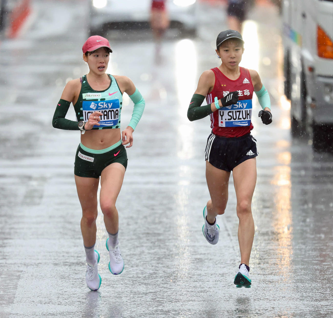 女子フルマラソン　38キロ過ぎ、一山（左）に追いつく鈴木優（代表撮影）