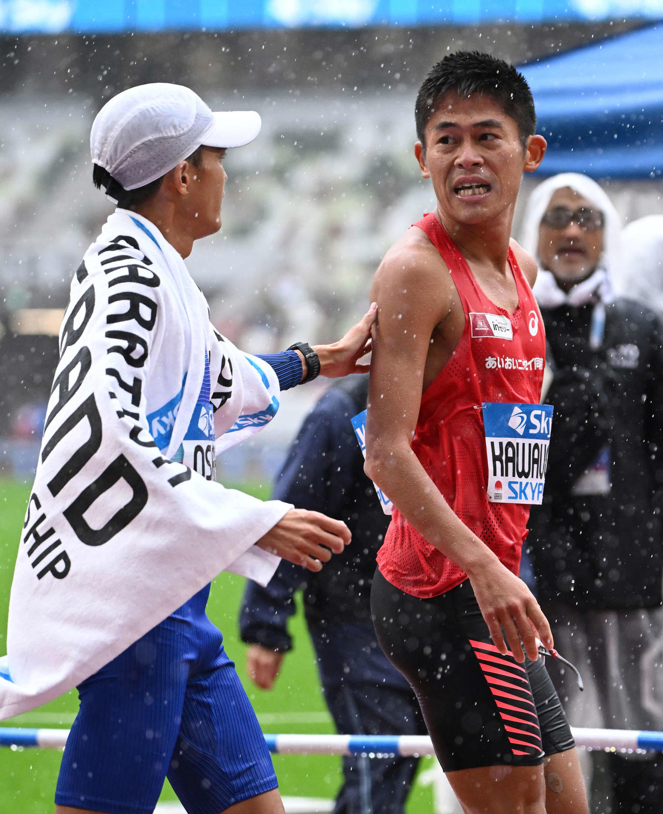 男子フルマラソン　4位でゴールした川内（右）にゴール後声をかける大迫（代表撮影）