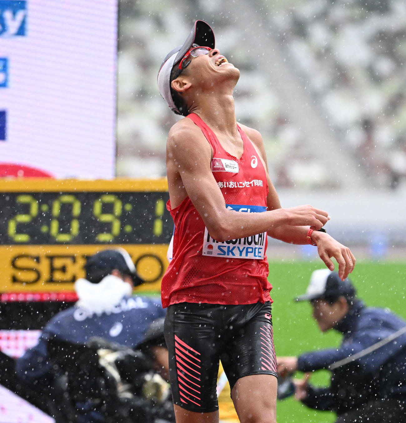 男子フルマラソン　4位でゴールした川内（代表撮影）