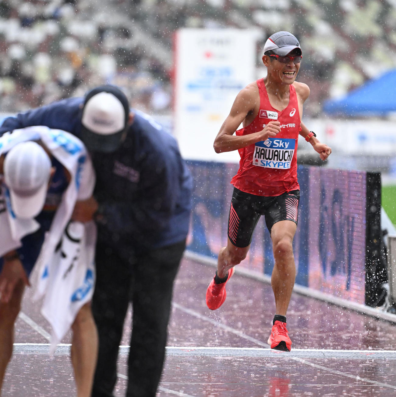 男子フルマラソン　4位でゴールした川内（右）。手前左は3位の大迫（代表撮影）