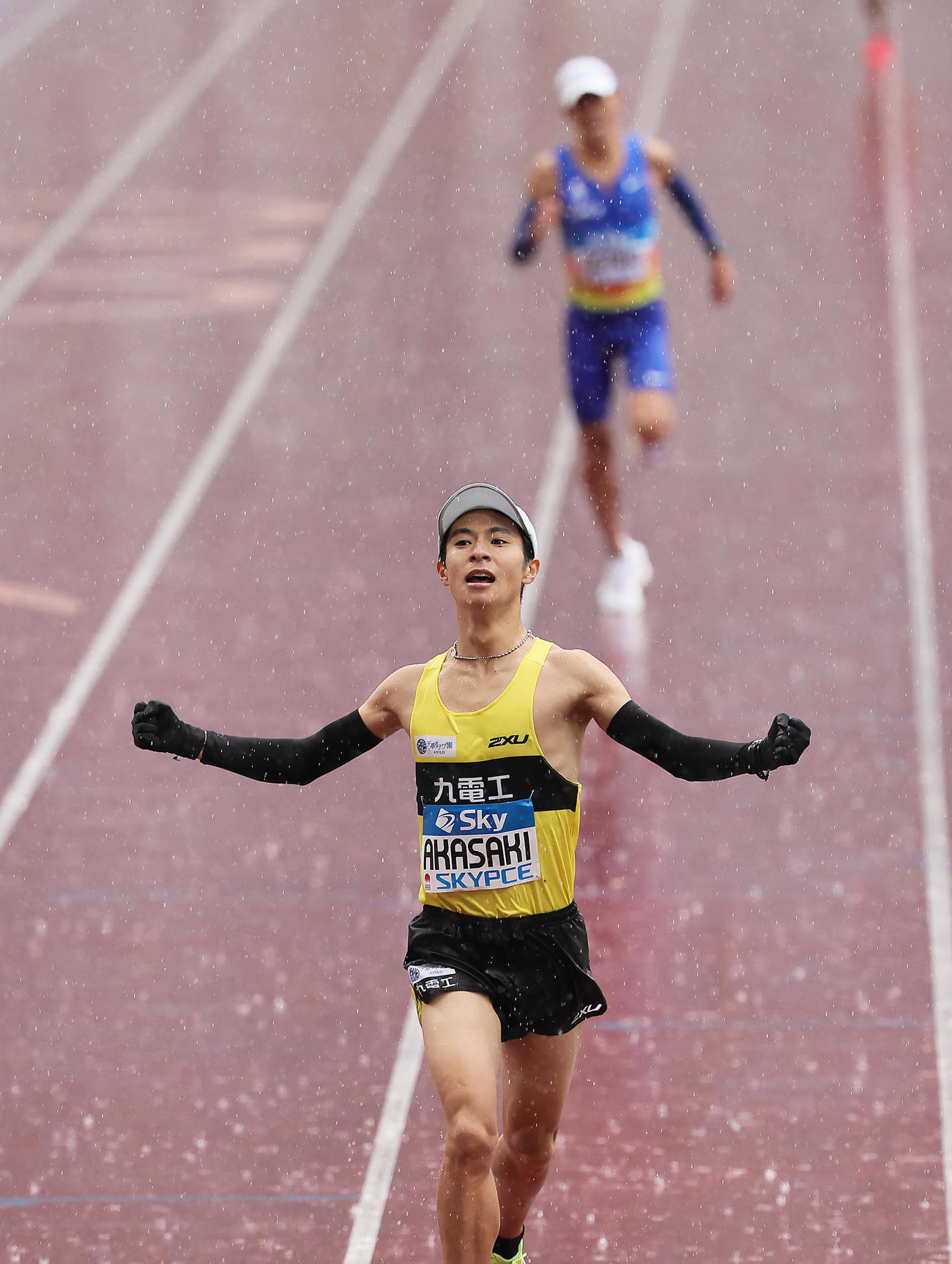 2位赤崎。後方は3位大迫（撮影・足立雅史）