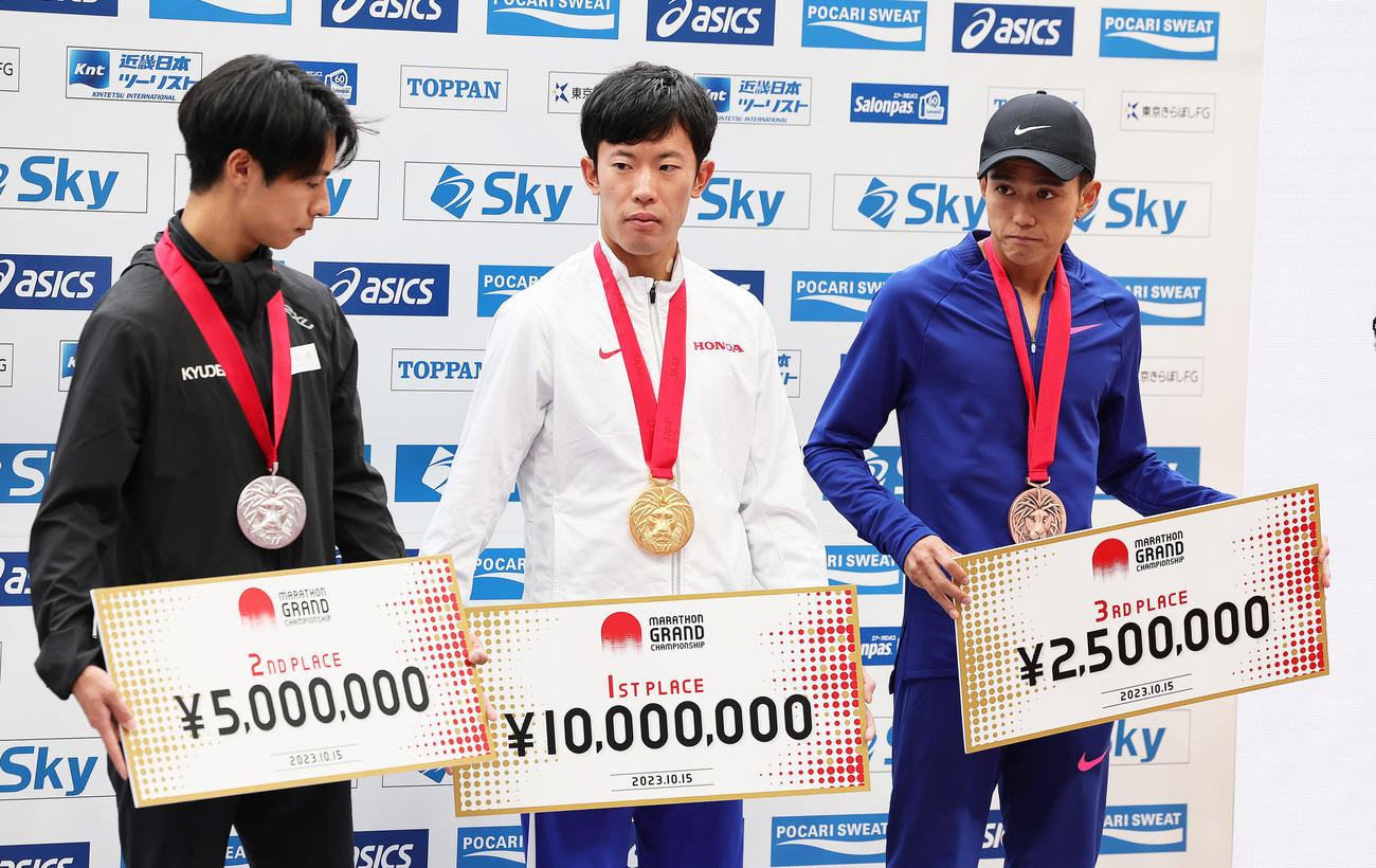 優勝小山（中央）、2位赤崎暁（左）を見つめる3位大迫（撮影・足立雅史）