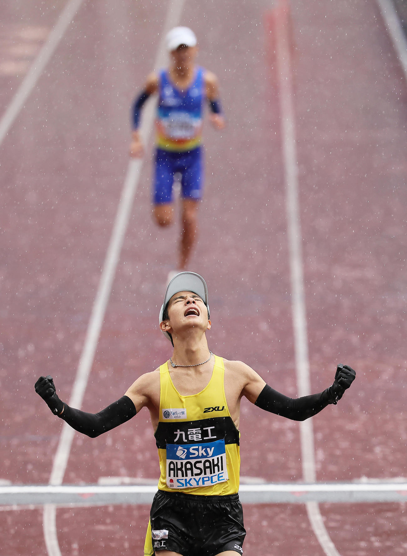 2位でゴールしガッツポーズする赤崎。後方は3位大迫（撮影・足立雅史）