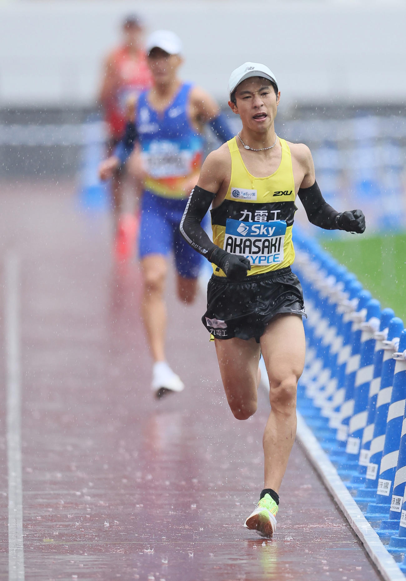 男子フルマラソン　力走する2位の赤崎。後方は3位の大迫（代表撮影）