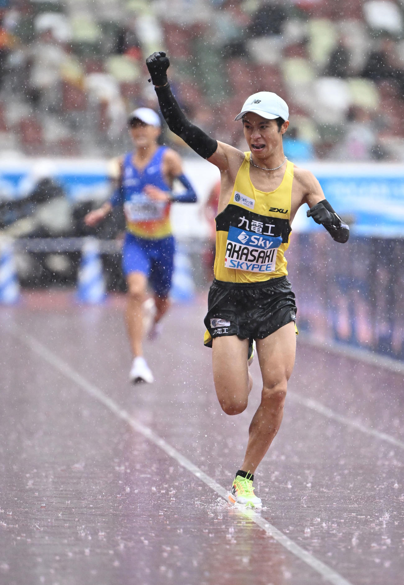 男子フルマラソン　2位でゴールした赤崎。後方は大迫（代表撮影）
