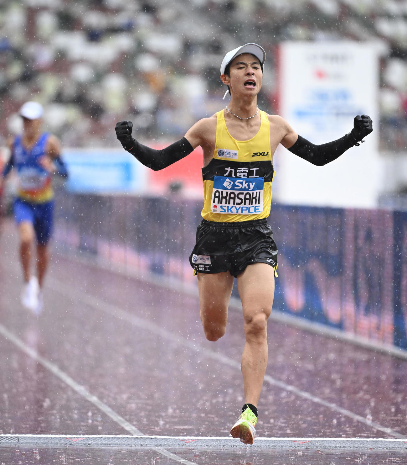 男子フルマラソン　2位でゴールした赤崎（代表撮影）