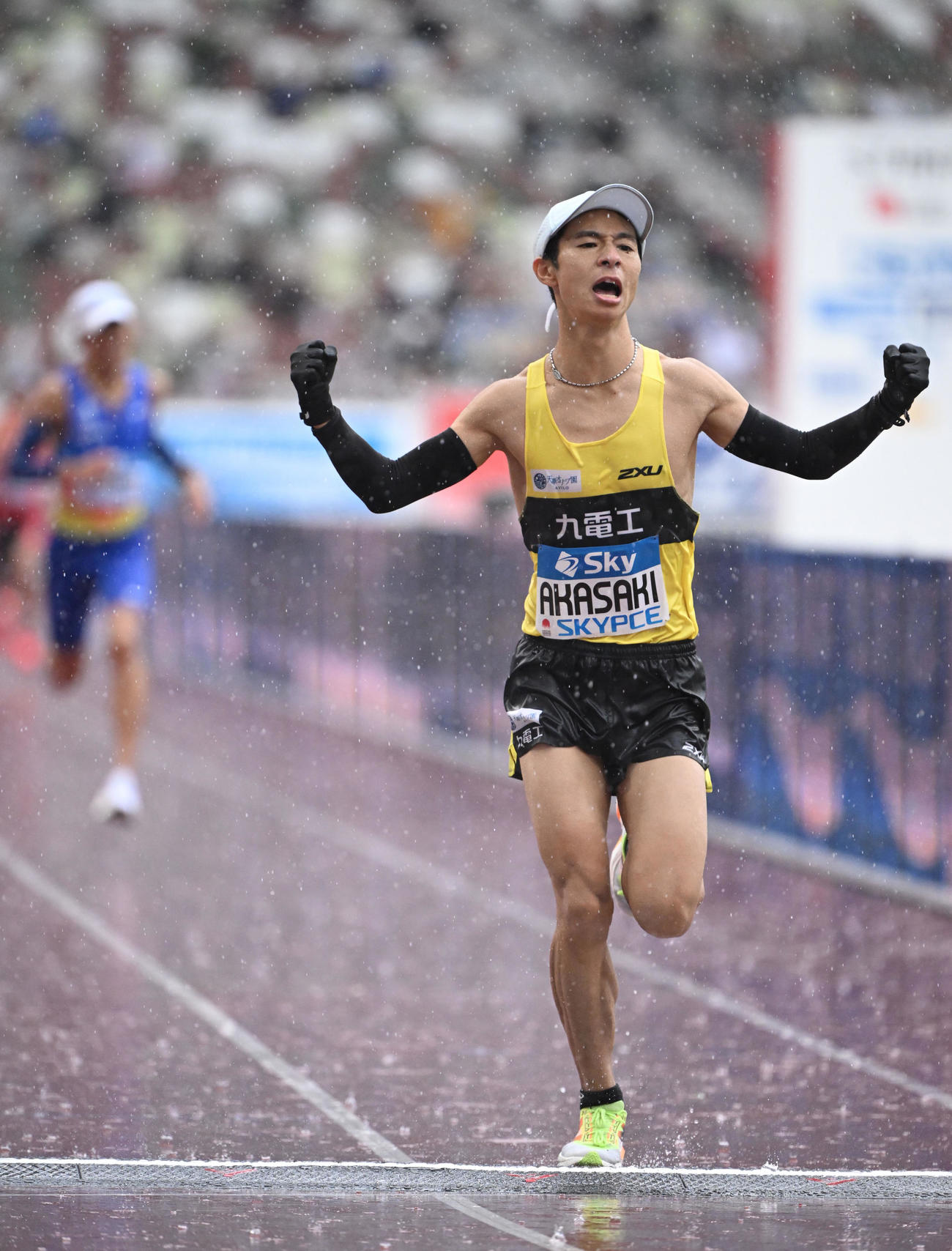 男子フルマラソン　2位でゴールした赤崎（代表撮影）