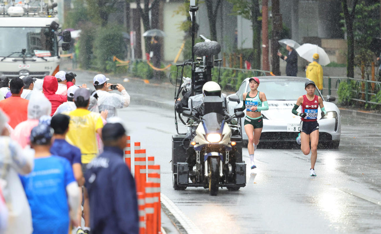 女子フルマラソン　38キロ過ぎ、並走する鈴木優（右）と一山（代表撮影）