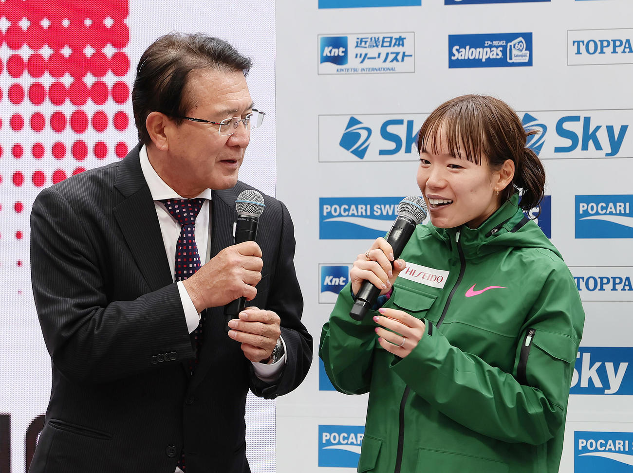 瀬古氏（左）のインタビューに笑顔を見せる2位一山（撮影・足立雅史）