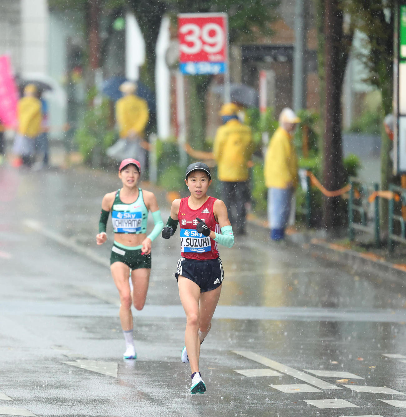 39キロ過ぎ、一山（後方）を引き離す鈴木優（代表撮影）