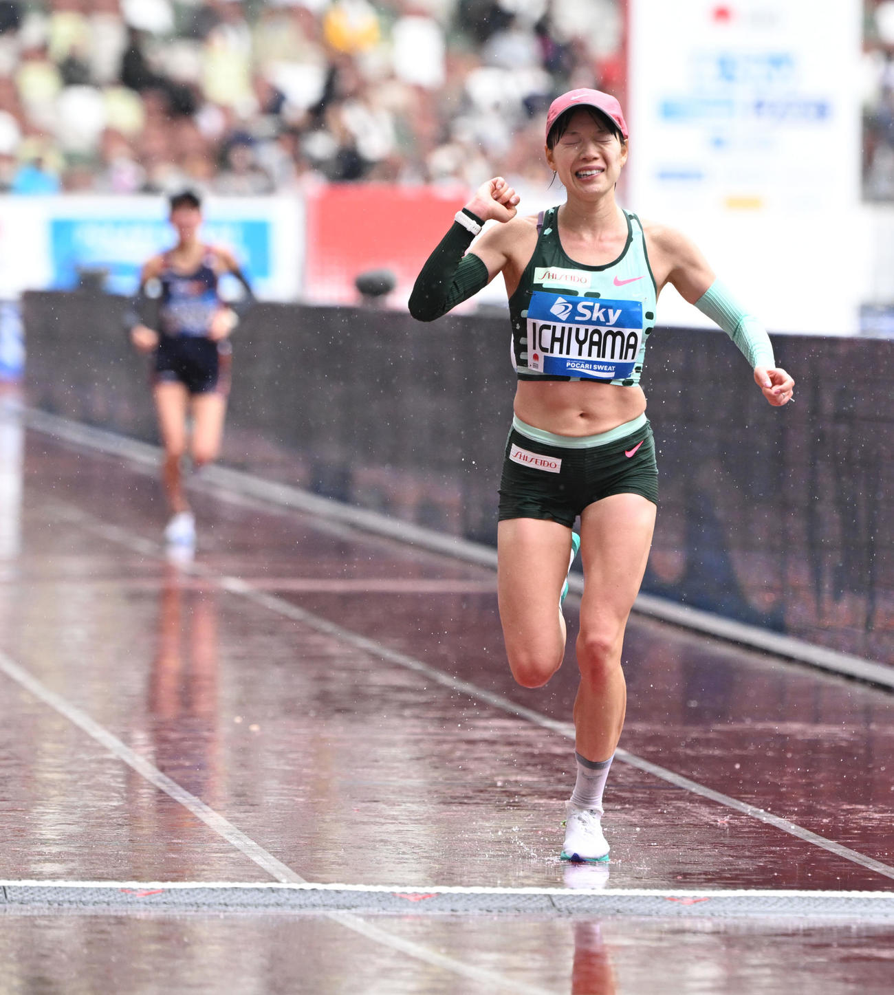 女子フルマラソン　2位でゴールした一山（代表撮影）