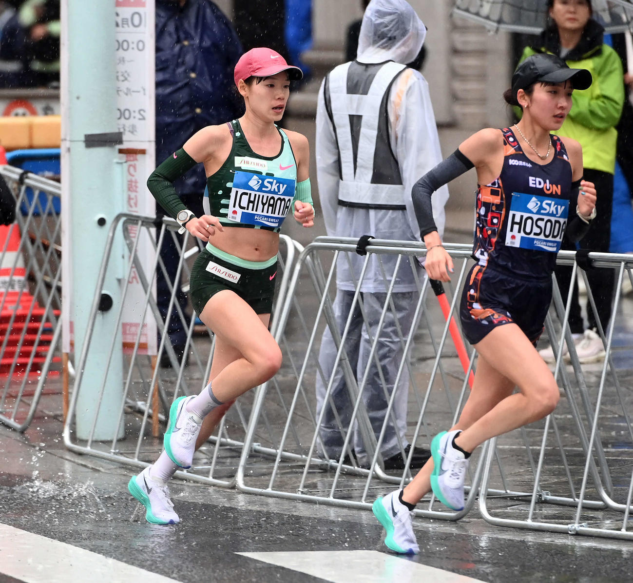 銀座4丁目交差点を駆け抜けるMGC女子の一山（左）と細田（撮影・たえ見朱実）