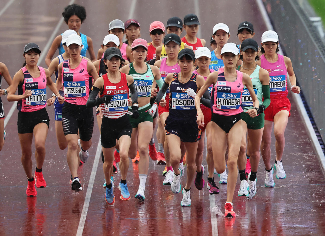 国立競技場を一斉にスタートする一山（中央左から4人目）、前田穂（手前右から3人目）らMGC女子の選手たち（撮影・足立雅史）