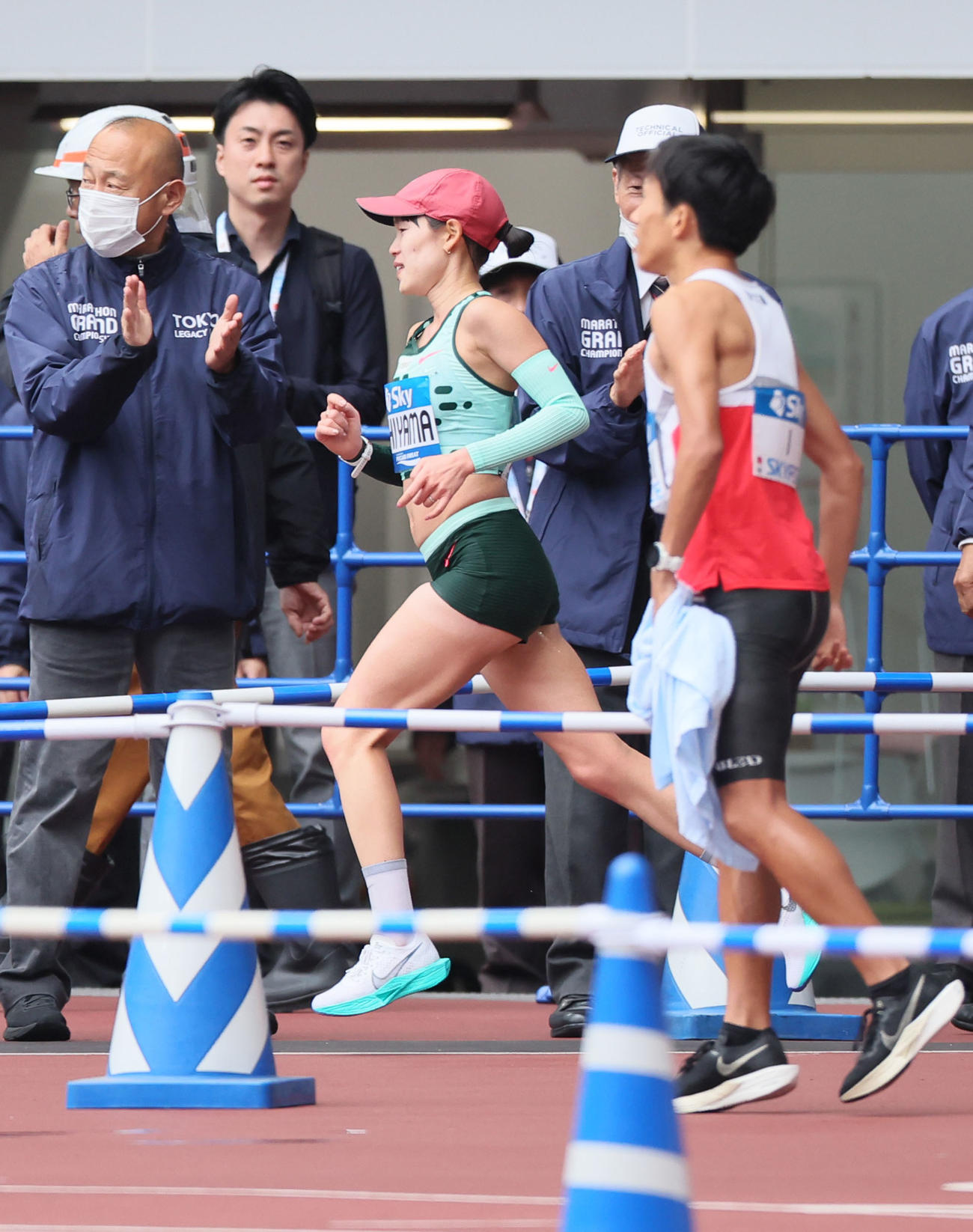 女子フルマラソン　力走する2位の一山（中央）。手前右は声をかける夫の鈴木（代表撮影）