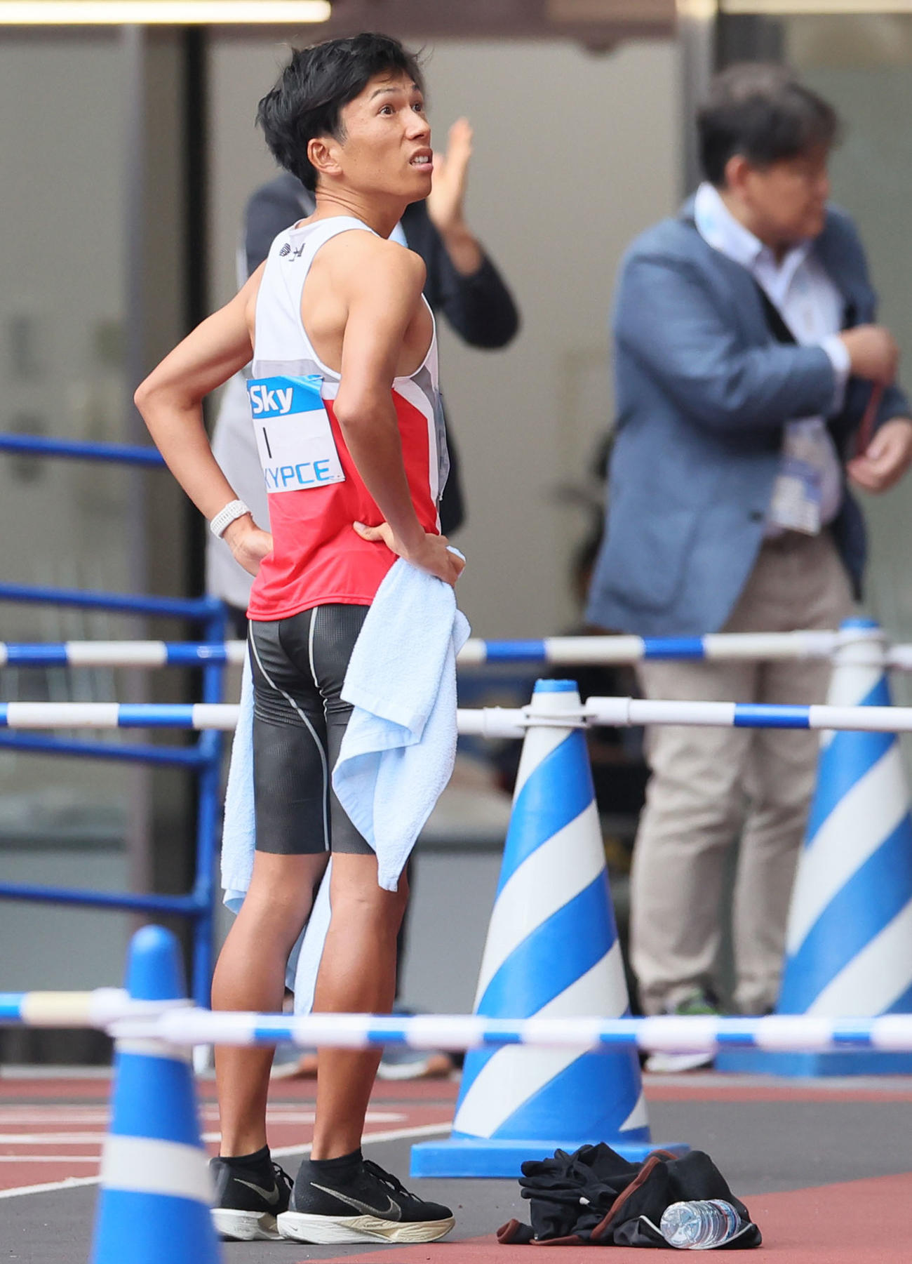 女子フルマラソン　妻の一山の通過を待つ鈴木（代表撮影）