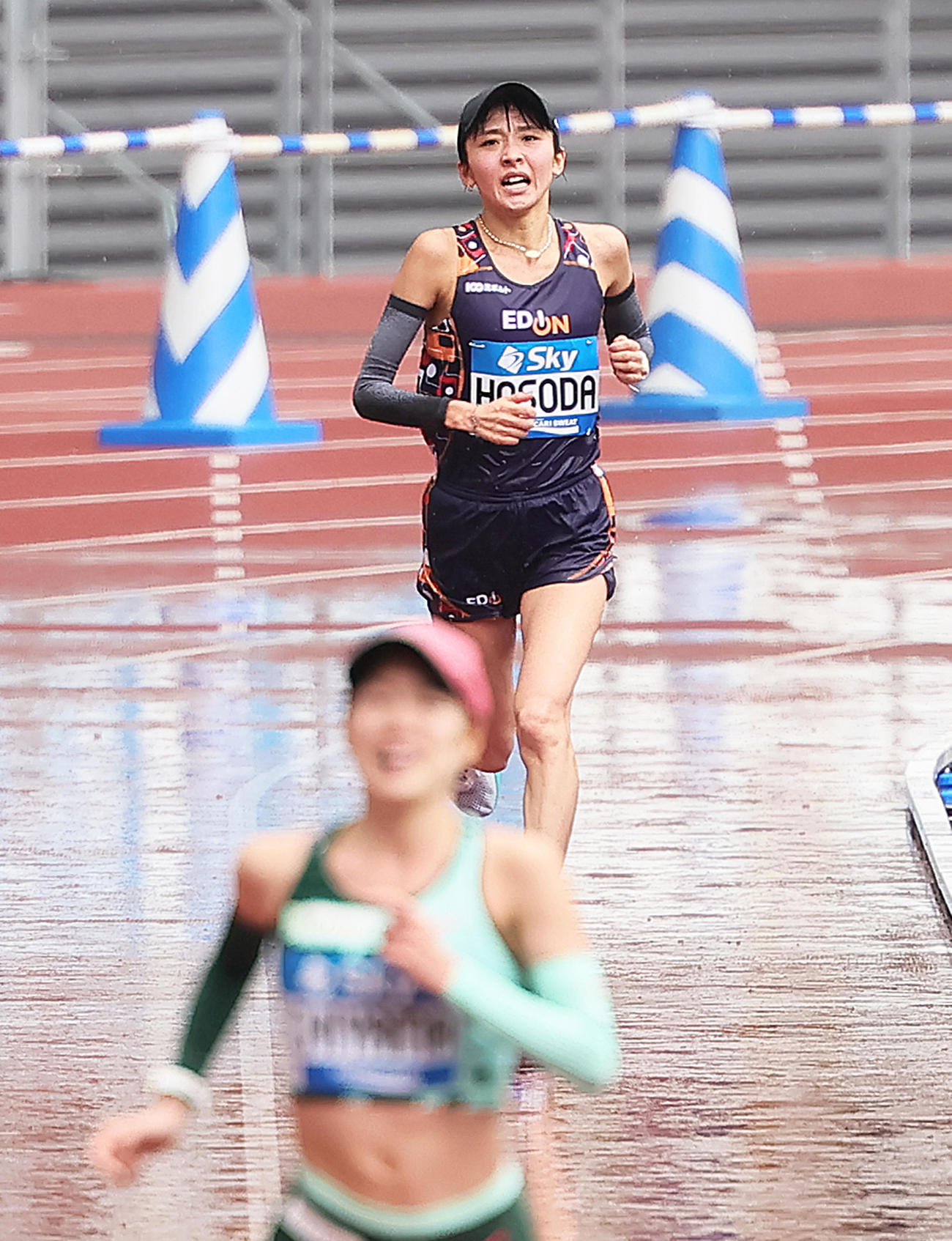 最後の直線で2位一山（手前）を追う3位細田（撮影・足立雅史）